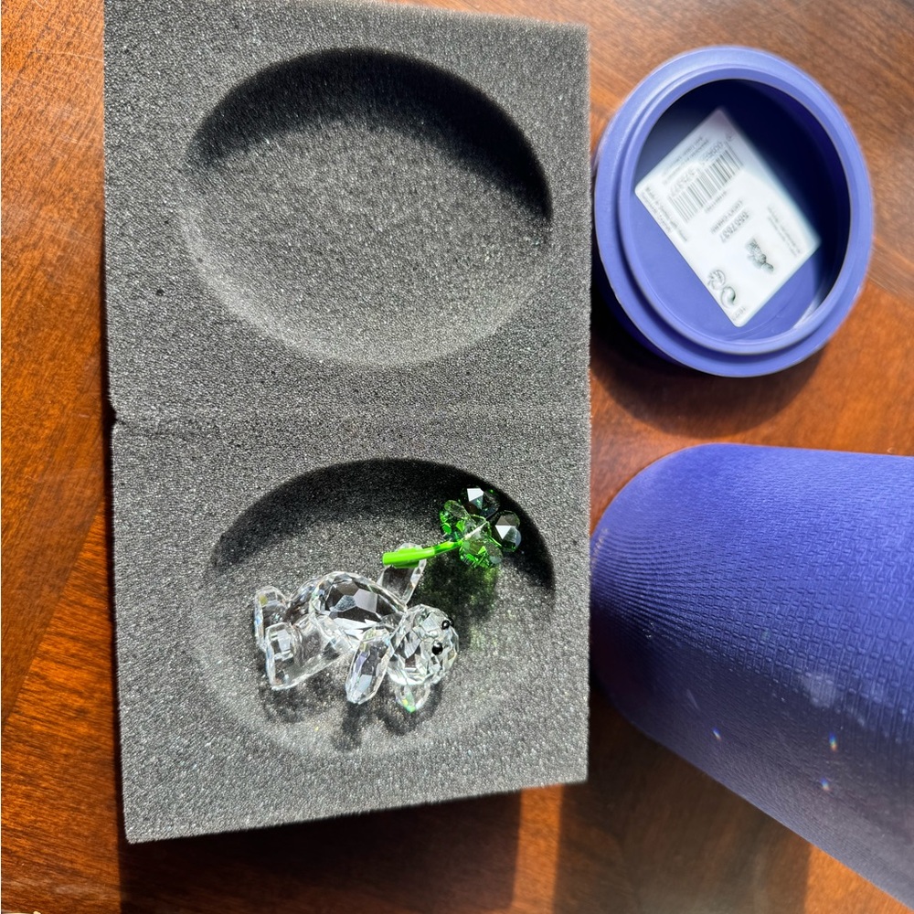Swarovski Clear Crystal Kris Bear with Green Four-Leaf Clover Lucky Charm - Picture 9 of 9